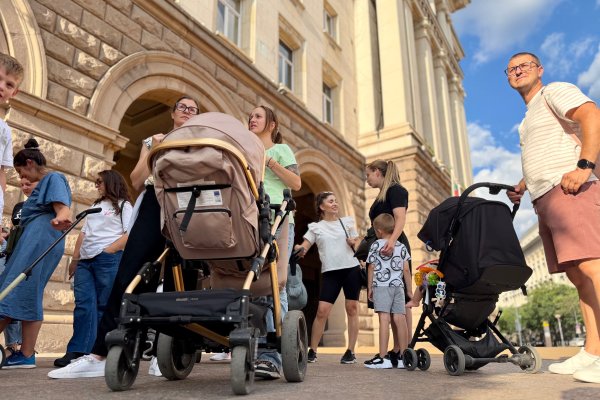 Родители отново на протест: Искат по-високо майчинство и детски надбавки